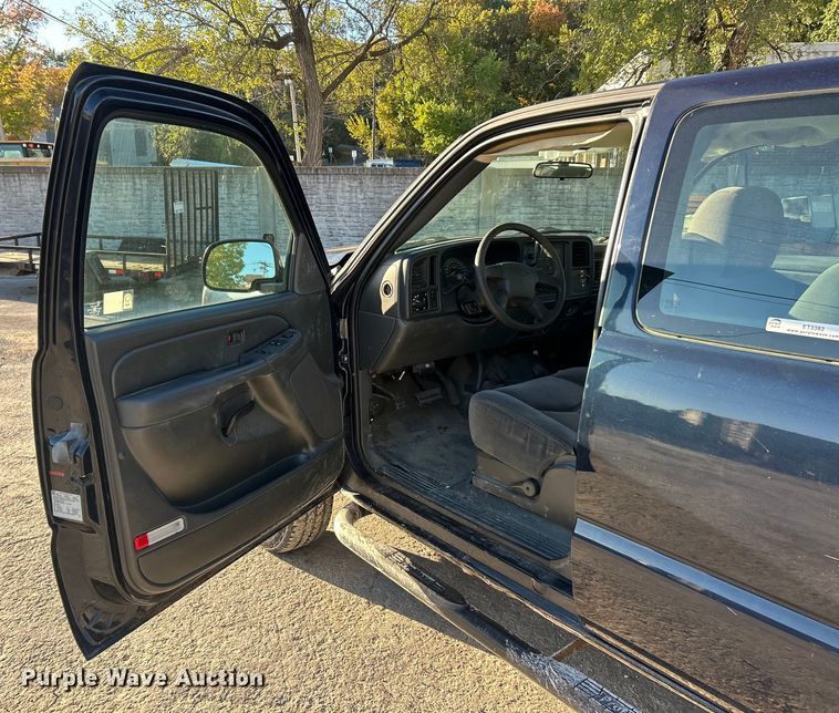 image for item ET3383 2006 Chevrolet Silverado 2500 HD Ext. Cab pickup truck