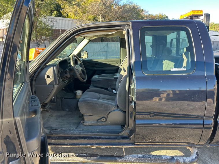 image for item ET3383 2006 Chevrolet Silverado 2500 HD Ext. Cab pickup truck