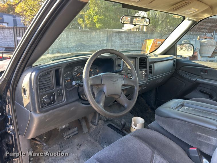 image for item ET3383 2006 Chevrolet Silverado 2500 HD Ext. Cab pickup truck