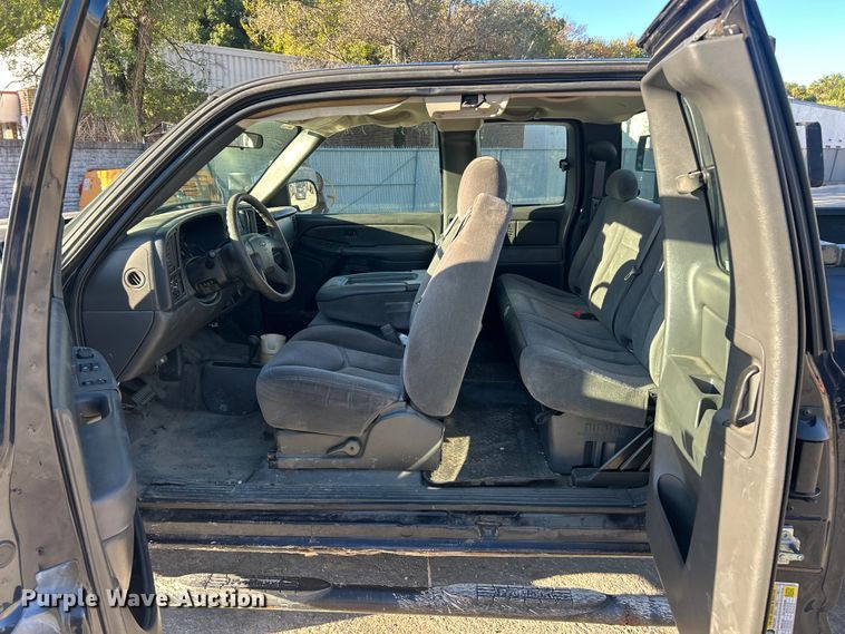 image for item ET3383 2006 Chevrolet Silverado 2500 HD Ext. Cab pickup truck