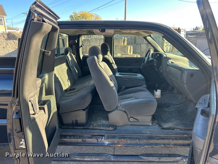 image for item ET3383 2006 Chevrolet Silverado 2500 HD Ext. Cab pickup truck