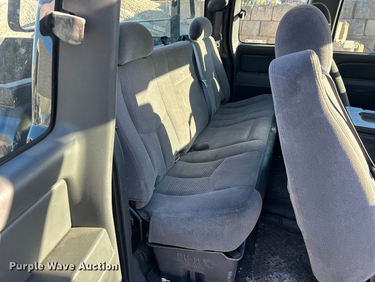 image for item ET3383 2006 Chevrolet Silverado 2500 HD Ext. Cab pickup truck