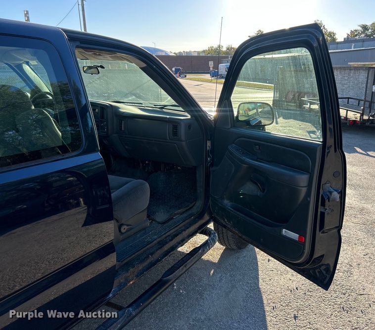 image for item ET3383 2006 Chevrolet Silverado 2500 HD Ext. Cab pickup truck