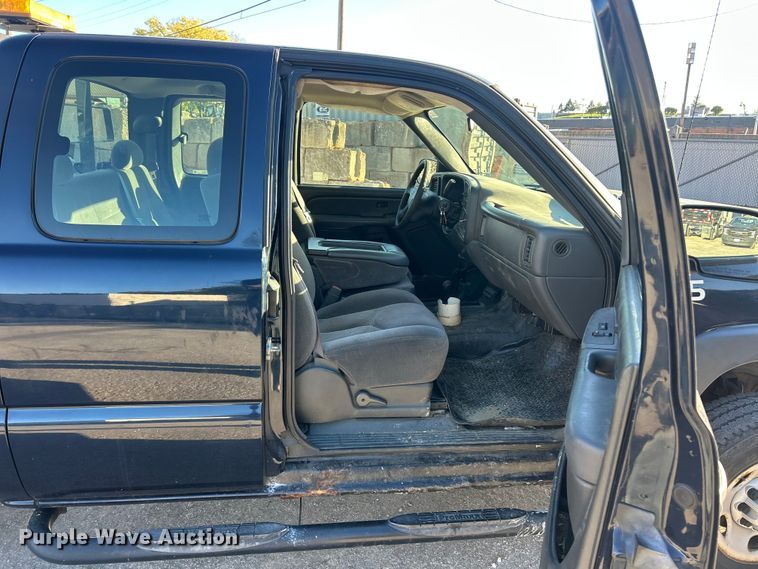 image for item ET3383 2006 Chevrolet Silverado 2500 HD Ext. Cab pickup truck