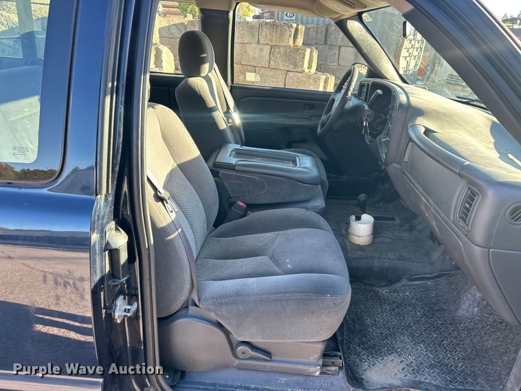 image for item ET3383 2006 Chevrolet Silverado 2500 HD Ext. Cab pickup truck