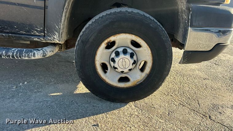 image for item ET3383 2006 Chevrolet Silverado 2500 HD Ext. Cab pickup truck