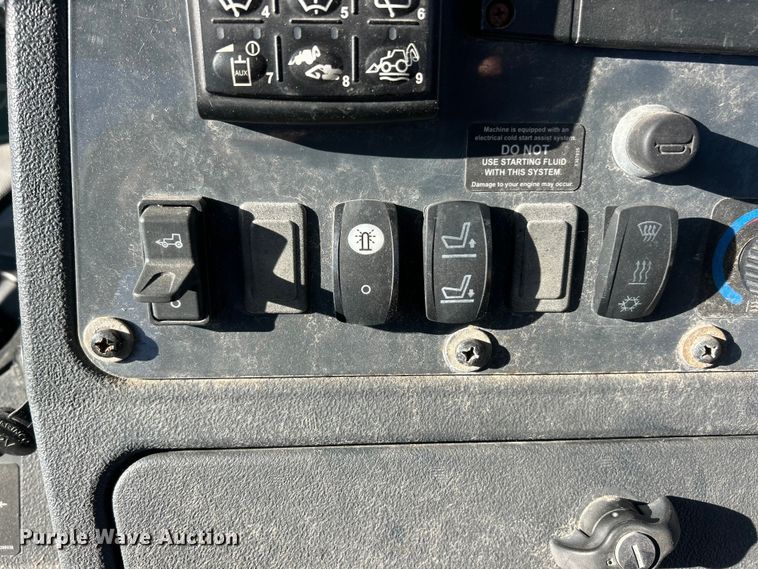 image for item ET3384 2014 John Deere 410K backhoe