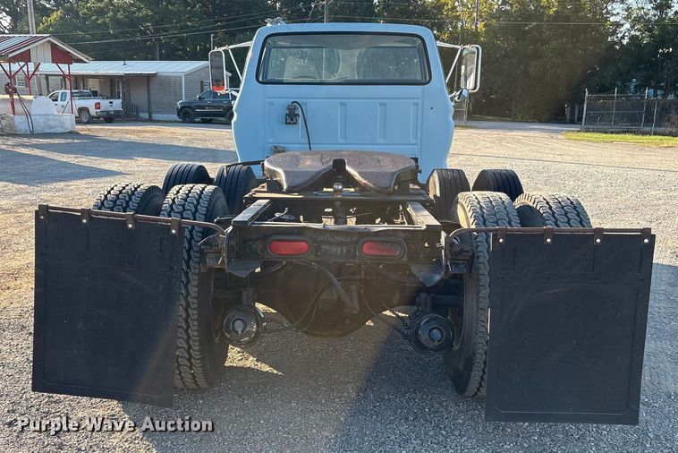 image for item ET7105 1979 Ford F7000 semi truck