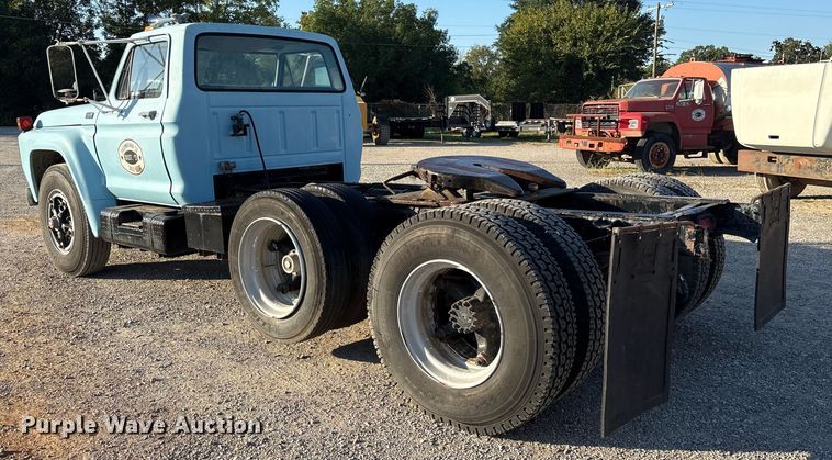 image for item ET7105 1979 Ford F7000 semi truck