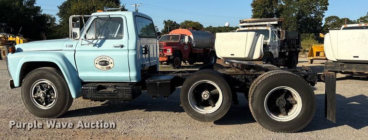 image for item ET7105 1979 Ford F7000 semi truck