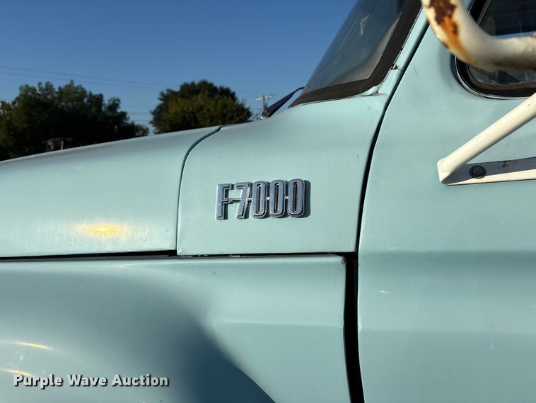 image for item ET7105 1979 Ford F7000 semi truck