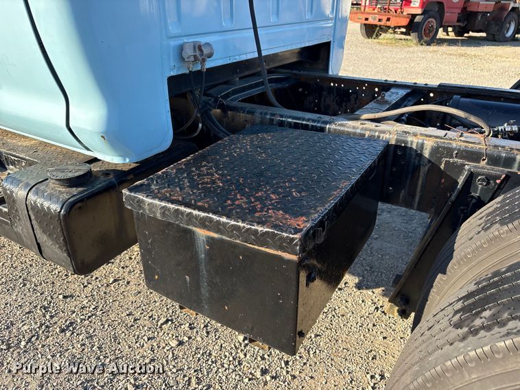 image for item ET7105 1979 Ford F7000 semi truck