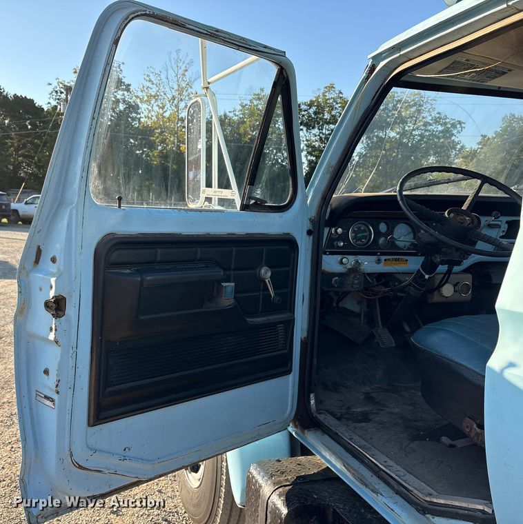 image for item ET7105 1979 Ford F7000 semi truck