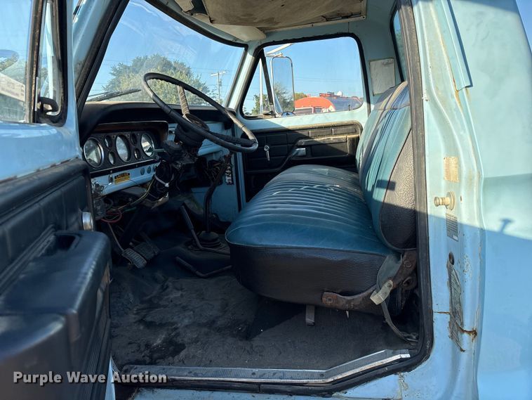 image for item ET7105 1979 Ford F7000 semi truck