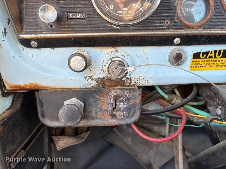 image for item ET7105 1979 Ford F7000 semi truck