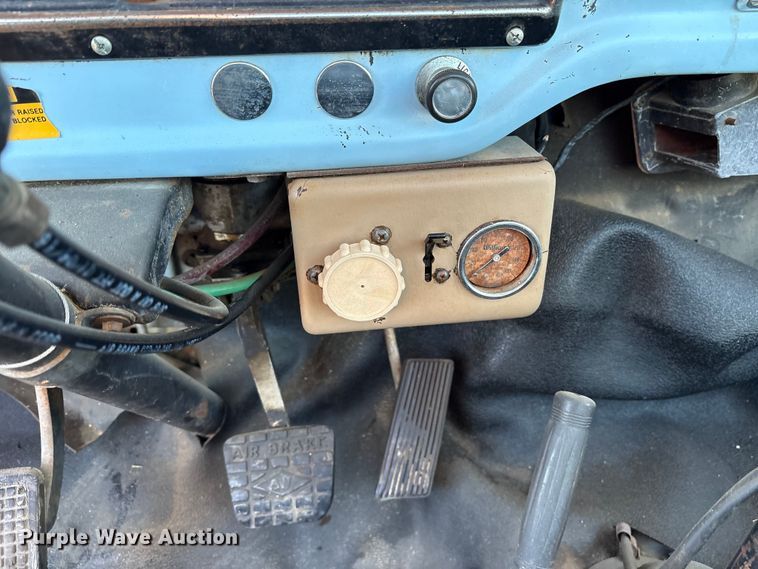 image for item ET7105 1979 Ford F7000 semi truck