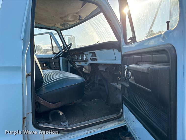 image for item ET7105 1979 Ford F7000 semi truck