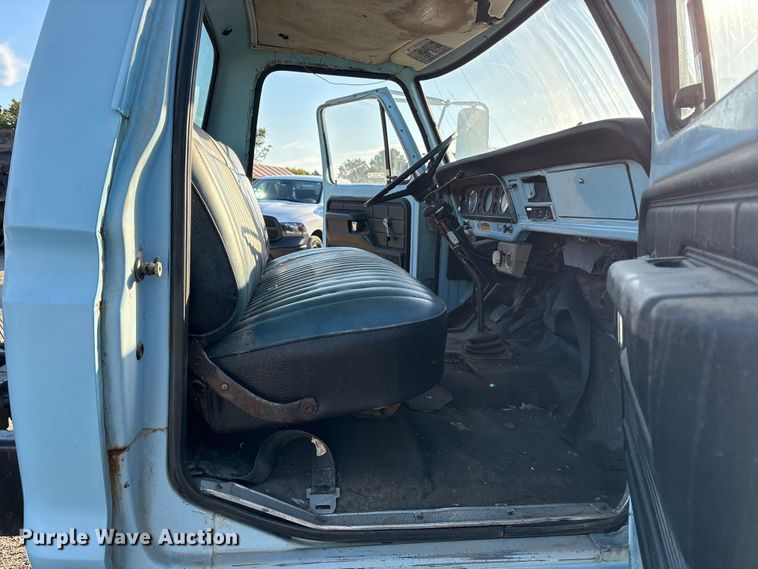 image for item ET7105 1979 Ford F7000 semi truck