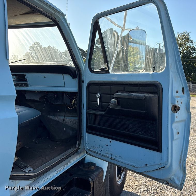 image for item ET7105 1979 Ford F7000 semi truck