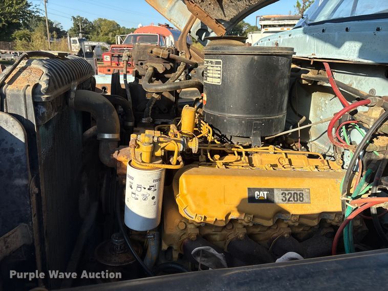 image for item ET7105 1979 Ford F7000 semi truck