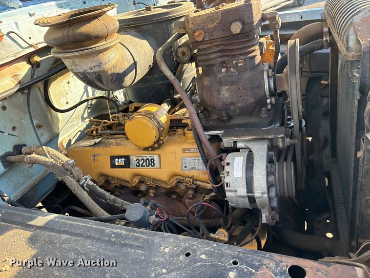 image for item ET7105 1979 Ford F7000 semi truck