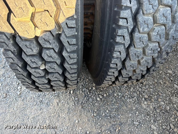 image for item ET7105 1979 Ford F7000 semi truck