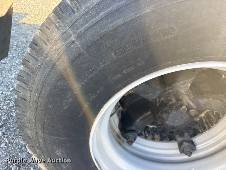 image for item ET7105 1979 Ford F7000 semi truck