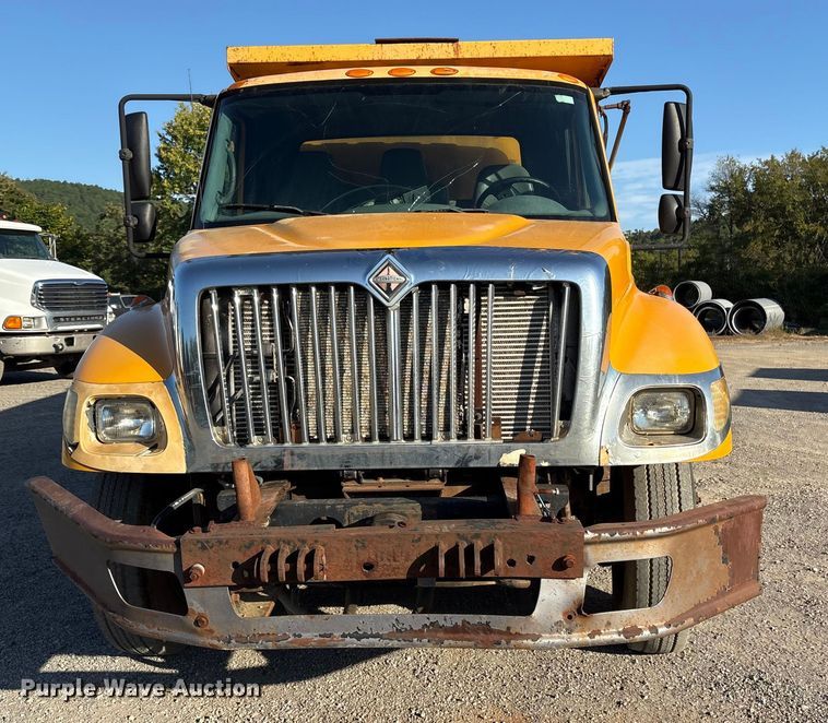 image for item ET7106 2004 International 7400 dump truck