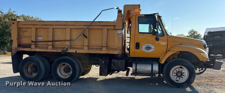 image for item ET7106 2004 International 7400 dump truck