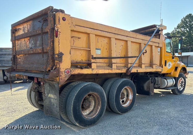 image for item ET7106 2004 International 7400 dump truck