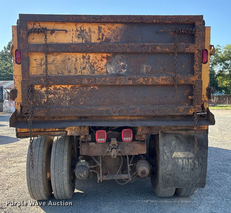 image for item ET7106 2004 International 7400 dump truck