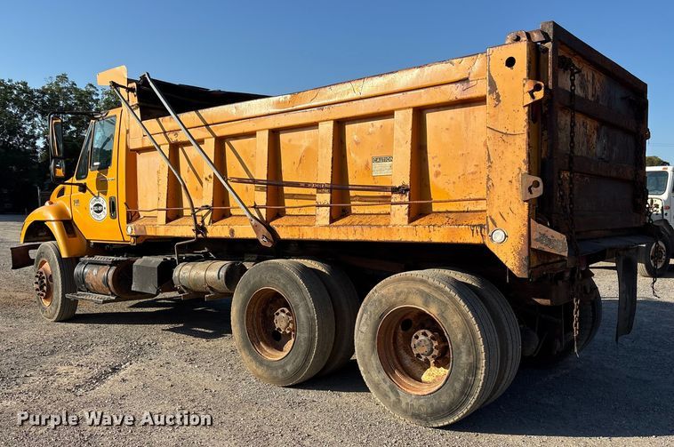 image for item ET7106 2004 International 7400 dump truck