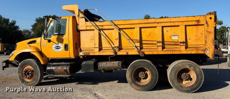 image for item ET7106 2004 International 7400 dump truck
