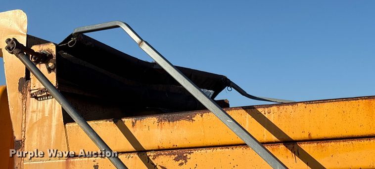 image for item ET7106 2004 International 7400 dump truck