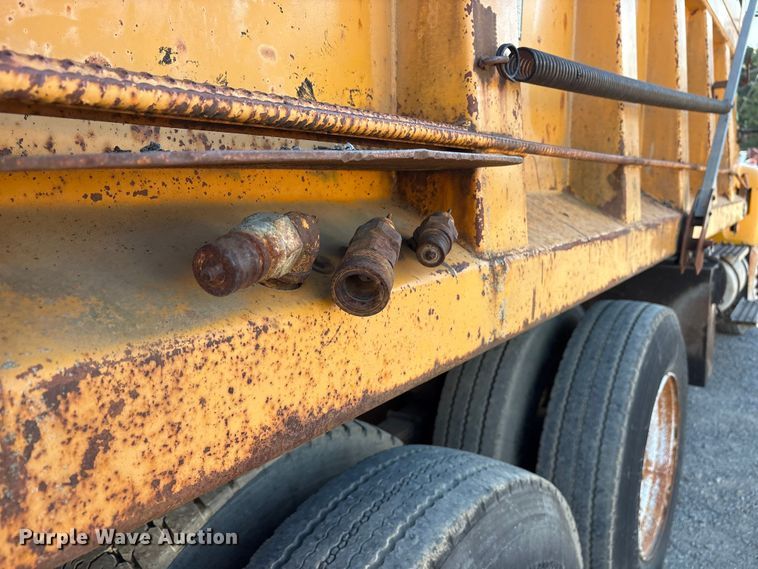 image for item ET7106 2004 International 7400 dump truck