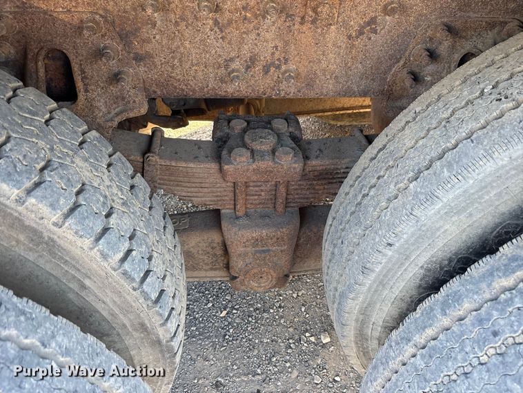 image for item ET7106 2004 International 7400 dump truck