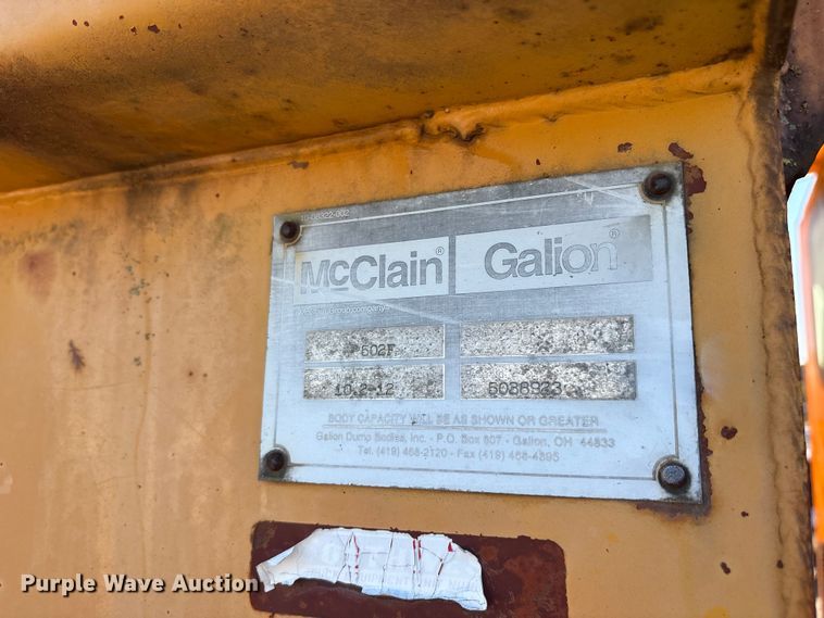 image for item ET7106 2004 International 7400 dump truck