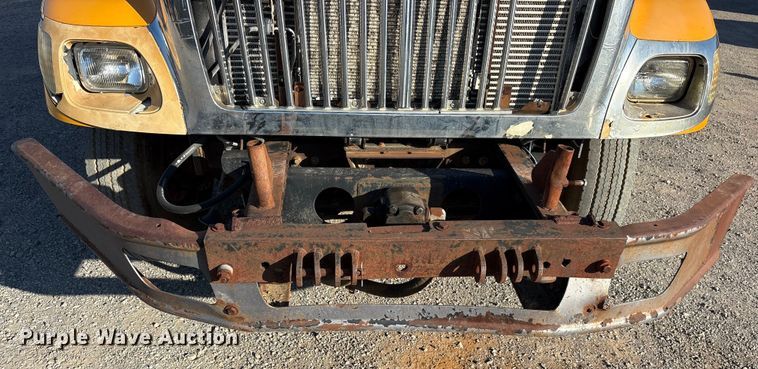 image for item ET7106 2004 International 7400 dump truck