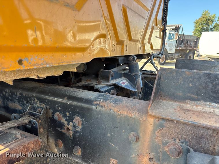 image for item ET7106 2004 International 7400 dump truck