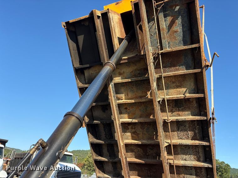 image for item ET7106 2004 International 7400 dump truck