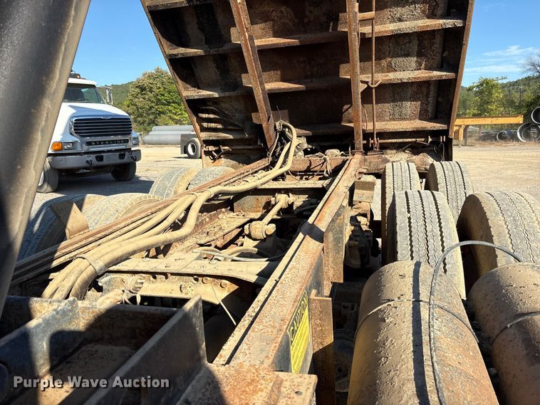 image for item ET7106 2004 International 7400 dump truck