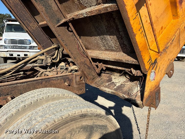 image for item ET7106 2004 International 7400 dump truck