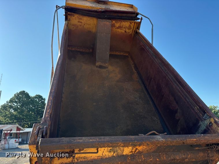 image for item ET7106 2004 International 7400 dump truck