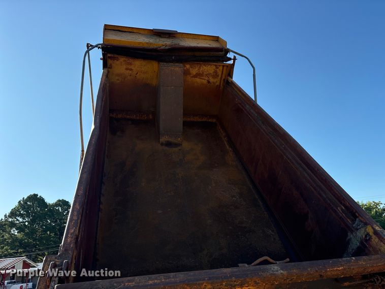 image for item ET7106 2004 International 7400 dump truck