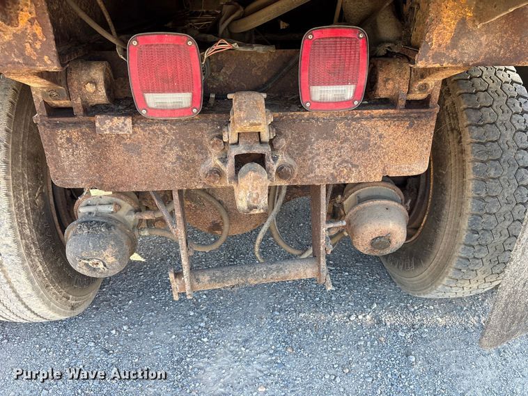 image for item ET7106 2004 International 7400 dump truck