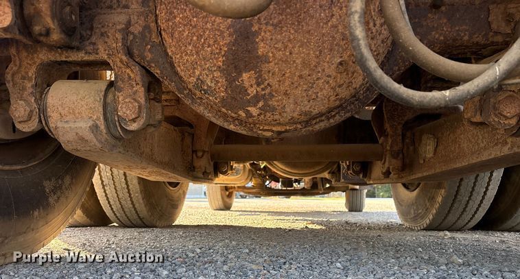 image for item ET7106 2004 International 7400 dump truck