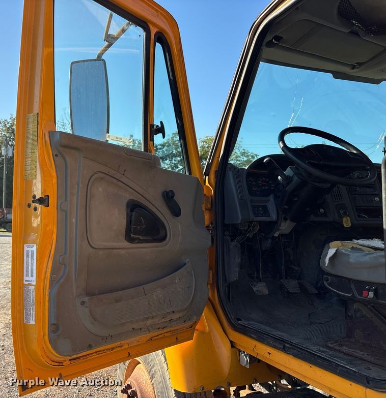 image for item ET7106 2004 International 7400 dump truck