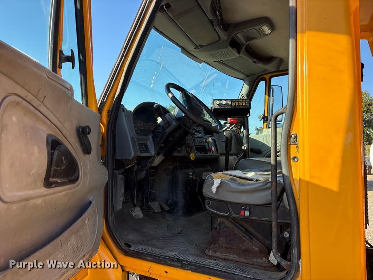 image for item ET7106 2004 International 7400 dump truck