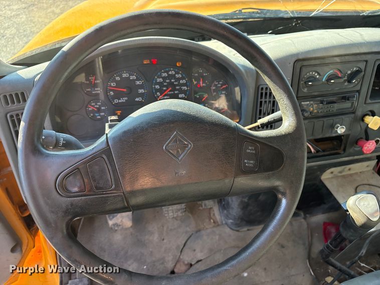 image for item ET7106 2004 International 7400 dump truck