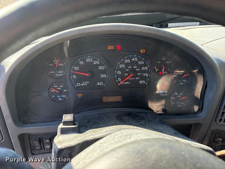 image for item ET7106 2004 International 7400 dump truck